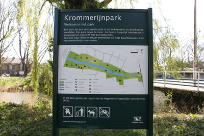 914048 Afbeelding van het informatiebord met plattegrond van het Krommerijnpark te Utrecht, met rechts op de ...